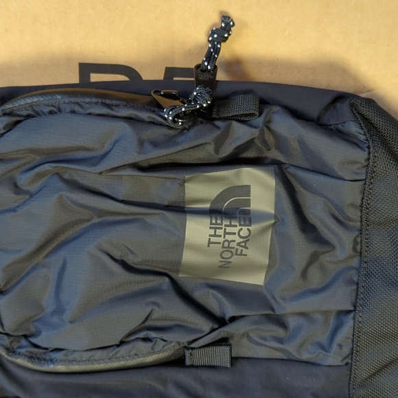 THE NORTH FACE Mountain Daypack/Backpack Black $79 NEW - Picture 4 of 7